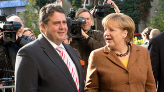 Bundeskanzlerin Angela Merkel (CDU) wird vom SPD- Parteivorsitzenden Sigmar Gabriel am 30.10.2013 vor dem Willy-Brandt-Haus in Berlin zur Fortsetzung der Koalitionsverhandlungen von Union und SPD begrüßt. Foto: Rainer Jensen/dpa +++(c) dpa - Bildfunk+++