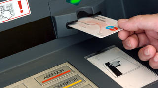 Eine Geldkarte der Berliner Sparkasse wird in den Schlitz eines Gelautomaten eingeführt (die Kontendaten wurden unkenntlich gemacht), Symbolfoto zum Thema Bankgeschäfte, Geldabheben, EC-Karte vom 19.08.2006. Foto: Hans Wiedl +++(c) dpa - Report+++