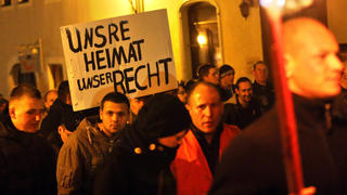 Bürger der Stadt, rechte Sympathisanten und NPD-Mitglieder gehen am 02.11.2013 während einer Protestveranstaltung gegen ein Heim für Asylbewerber durch Schneeberg im Erzgebirge (Sachsen). Mehrere hundert Menschen protestierten gegen diese fremdenfeindliche Aktion. Foto: Jan Woitas/dpa +++(c) dpa - Bildfunk+++