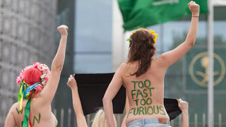 "Too fast - too furious" steht am 28.10.2013 vor der Botschaft des Königreichs Saudi-Arabien in Berlin auf dem nackten Rücken einer Femen-Aktivistin. Mit der freizügigen Aktion protestierten vier Mitglieder der Frauenrechtsgruppe aus einem Auto heraus gegen das Fahrverbot für Frauen in Saudi-Arabien. Foto: Florian Schuh/dpa +++(c) dpa - Bildfunk+++