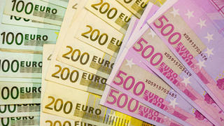 ARCHIV - ILLUSRTATION - Blick auf Euro-Geldscheine, aufgenommen am 06.11.2008 in Frankfurt (Oder). Foto: Patrick Pleul/dpa (zu dpa "Kompromiss im EU-Haushaltsstreit - Einigung über Milliardenausgaben" vom 12.11.2013) +++(c) dpa - Bildfunk+++