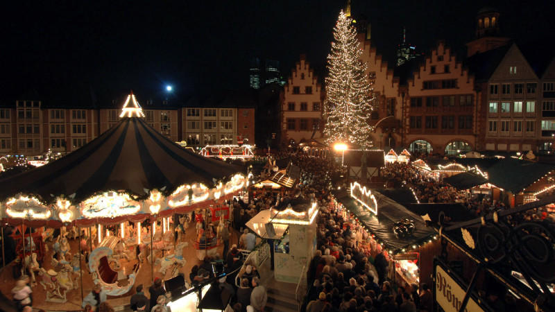 Im Lichterglanz präsentiert sich der Römerberg in Frankfurt/Main am Mittwoch (23.11.2005) bei der Eröffnung des traditionellen Weihnachtsmarktes den Besuchern. In die Luft mischt sich nun der kräftige Duft von gebrannten Mandeln, Glühwein und Lebkuch