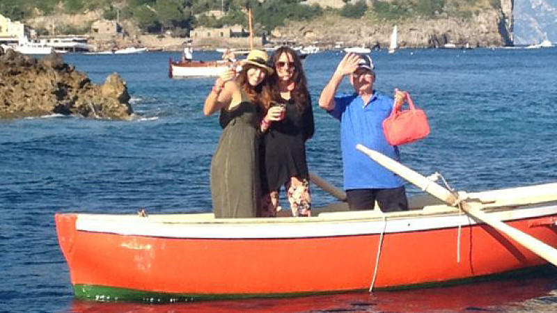 Ramona Stöckli und Sarah Gering im Fischerboot
