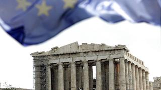 ARCHIV - Eine EU-Fahne weht am 09.04.2010 über der Akropolis in Athen. Der seit langem erwartete Bericht der Geldgeber-«Troika» zur Haushalts- und Schuldenlage in Griechenland liegt vor. «Der Troika-Bericht ist im Grundton positiv, weil die Griechen ja wirklich geliefert haben», sagte Eurogruppenchef Jean-Claude Juncker am Montag in Brüssel.  Foto: EPA/ORESTIS PANAGIOTOU  +++(c) dpa - Bildfunk+++