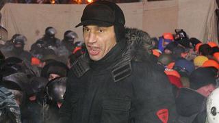 UDAR (Ukrainian Democratic Alliance for Reform) party leader Vitaly Klitschko (R) takes part in a pro-European integration protest in Independence Square in Kiev December 11, 2013. Ukrainian riot police early on Wednesday poured into Kiev's Independence Square, confronting opposition leaders and protesters demonstrating against a government decision to rebuild trade ties with Russia rather than move closer to the European Union.    REUTERS/Valentyn Ogirenko (UKRAINE  - Tags: POLITICS CIVIL UNREST)