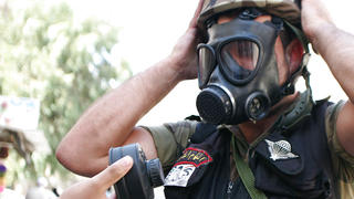ARCHIV - Ein Soldat der syrisch-arabischen Armee setzt am 08.09.2013 in Damaskus (Syrien) eine Gasmaske auf. 16 Monate nachdem US-Präsident Obama einen Vergeltungsschlag nach den tödlichen Giftgasangriffen in Syrien angedroht hatte, ist die rote Linie plötzlich verschwunden. Foto: Martin Lejeune/dpa (zu dpa «Syrien-Strategie der USA: Das Dilemma mit Damaskus» vom 13.12.2013) +++(c) dpa - Bildfunk+++
