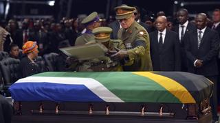 Officers leave a frame on coffin of former South African President Nelson Mandela during the funeral ceremony of in Qunu December 15, 2013. REUTERS/Odd Andersen/Pool (SOUTH AFRICA  - Tags: SOCIETY OBITUARY POLITICS)