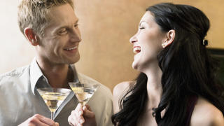 portrait of young couple in bar with cocktail glasses Keine Weitergabe an Drittverwerter., Royalty free: Bei werblicher Verwendung Preis auf Anfrage