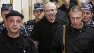 Jailed Russian businessman Mikhail Khodorkovsky (C) is escorted to court in Moscow in this June 2, 2011 file photo. President Vladimir Putin said on December 19, 2013 he would soon pardon Khodorkovsky, who still has eight months left to serve of a more than 10-year jail sentence and is see by Kremlin opponents as a political prisoner.  REUTERS/Sergei Karpukhin/Files  (RUSSIA - Tags: POLITICS CRIME LAW)