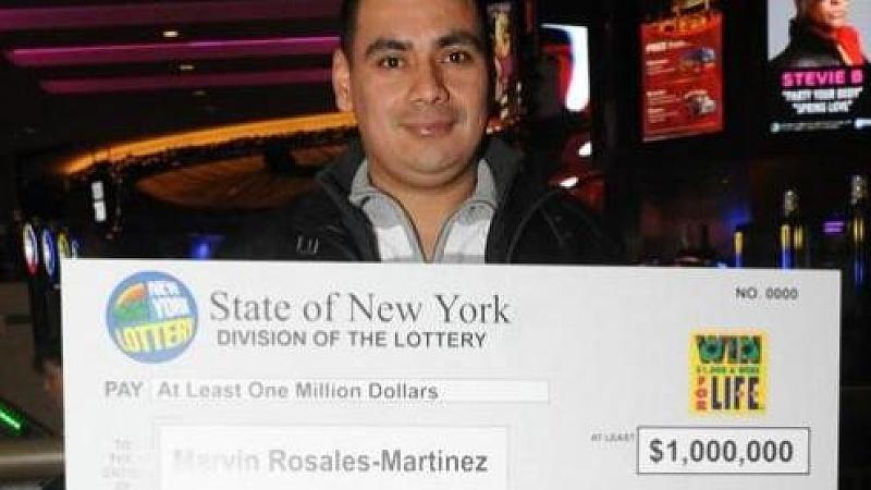 Straßenfeger Marvin Martinez freut sich über einen Millionen-Lottogewinn. Das Los hatte er gefunden.