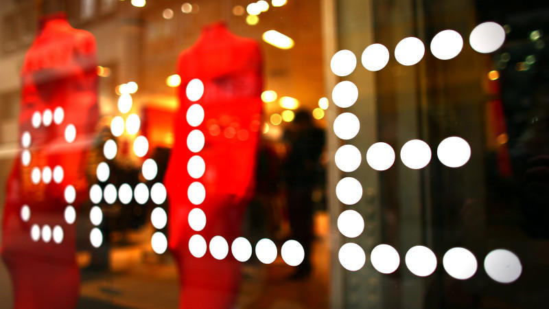 An einem Schaufenster klebt am Montag (04.01.2009) in Köln das Wort "Sale". In den Innenstädten locken derzeit zahlreiche Geschäfte mit dicken Preisnachlässen an den Kleiderständern. Plakate und Prospekte werben mit «Sale» - unbeeindruckt davon, dass