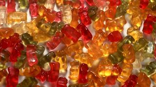 Die kunterbunte Süßigkeit, beliebt bei Groß und Klein, besteht vorwiegend aus Gelatine, Zucker und natürlichen Farbstoffen. (Aufnahme vom Juni 1994).