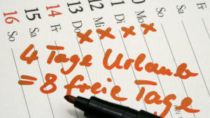 In einem Kalender steht 4 Tage Urlaub = 8 freie Tage, aufgenommen am 04.01.2006 im brandenburgischen Sieversdorf (Illustration zum Thema Brückentage). Wer 2006 seinen Urlaub geschickt mit Wochenenden und Feiertagen verbindet, kann den einen oder ande