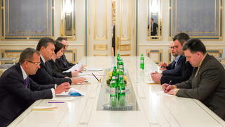 epa04038491 Ukrainian President Viktor Yanukovych (2-L) speaks with opposition leaders Arseniy Yatsenyuk (3-R), Vitaliy Klitschko (2-R) and Oleh Tyagnybok (R) during their meeting in Kiev, Ukraine, 23 January 2014. They discuss about possibility to decide political crisis in country. At least two people died of gunshot wounds on 22 January during anti-government protests in Ukraine, prosecutors said. A demonstrator also reportedly fell to his death after being chased by police. The violent protests have been raging in the Ukrainian capital since 19 January. EPA/SERGEY DOLZHENKO +++(c) dpa - Bildfunk+++