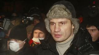 Opposition leader Vitaly Klitschko (R) speaks to protesters during an anti-government meeting in Kiev January 23, 2014. Ukrainian President Viktor Yanukovich called for an emergency session of parliament to end political crisis and violent unrest, in a sign he might be ready to soften his hardline stance and strike a compromise. REUTERS/Gleb Garanich (UKRAINE - Tags: CRIME LAW POLITICS CIVIL UNREST)