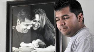 Erick Munoz stands with an undated copy of a photograph of himself, left, with wife Marlise and their son Mateo in Fort Worth, Texas, USA, Friday, January 3, 2014. Marlise Munoz was found unconscious in the night and has been kept alive since to save their unborn child. Photo Ron T. Ennis/MCT/ ZUMAPRESS/dpa (ACHTUNG: Verwendung nur in Deutschland) (zu dpa "Sterbehilfe: USA streiten über schwangere Komapatientin" vom 10.01.2014) +++(c) dpa - Bildfunk+++