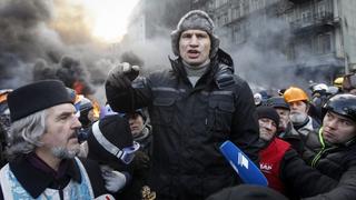 Opposition leader Vitaly Klitschko (C) talks with pro-European integration protesters at the site of clashes with riot police in Kiev January 23, 2014. Ukrainian opposition leaders emerged from crisis talks with President Viktor Yanukovich on Wednesday saying he had failed to give concrete answers to their demands, and told their supporters on the streets to prepare for a police offensive.  REUTERS/Vasily Fedosenko  (UKRAINE - Tags: POLITICS CIVIL UNREST TPX IMAGES OF THE DAY)