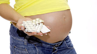 Schwangere Frau mit verschiedenen Medikamenten, Tabletten (model-release liegt vor)