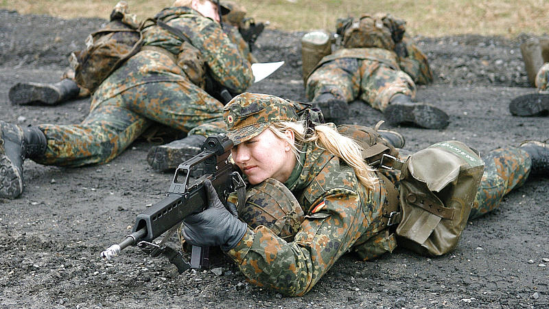 Ministerin will Frauenanteil in der Bundeswehr verdoppeln