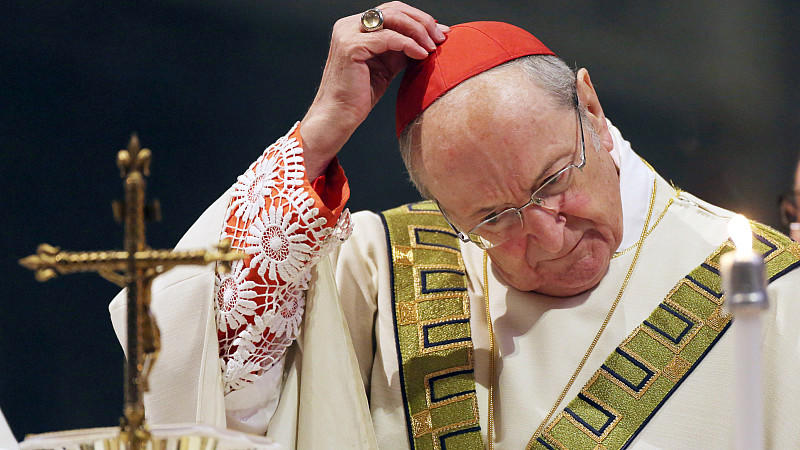 Der Kölner Kardinal Joachim Meisner steht am 23.01.2014 in Köln (Nordrhein-Westfalen) während eines Soldatengottesdienstes im Dom am Altar. In dem Gottesdienst hat der Kölner Erzbischof die Kirche zur Einfachheit aufgerufen. Foto: Oliver Berg/dpa +++