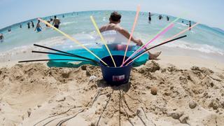 ARCHIV - Ein Eimer mit Strohhalmen steht am 06.06.2013 am Strand von Arenal auf Mallorca (Spanien). Foto: Julian Stratenschulte/dpa (zu dpa: «Jagdszenen am «Ballermann»: Aufregung um Kriminalität auf Mallorca ») +++(c) dpa - Bildfunk+++
