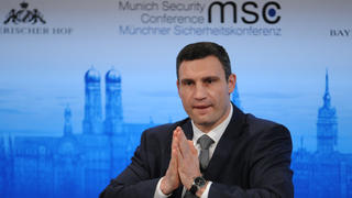 Der ukrainische Oppositionspolitiker und ehemalige Boxprofi Vitali Klitschko nimmt am 01.02.2014 auf der 50. Sicherheitskonferenz (MSC) in München (Bayern) an einer Diskussionsrunde teil. Zu der Konferenz, die vom 31. Januar bis zum 2. Februar stattfindet, werden rund 20 Staats- und Regierungschefs sowie mindestens 50 Außen- und Verteidigungsminister erwartet. Foto: Andreas Gebert/dpa +++(c) dpa - Bildfunk+++