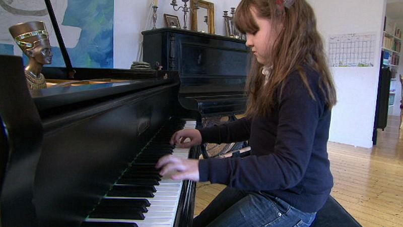 Hochbegabtes Mädchen spielt Klavier