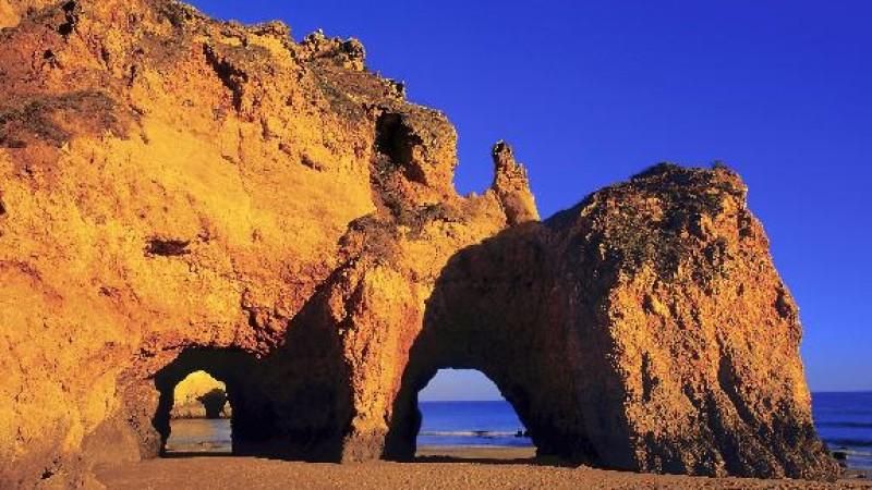 Felslandschaft am Strand von Prainha bei Portimao, aufgenommen am 3.3.2004. ### Portugal: Algarve - Beach of Portiamo ## Rocks on the beach near Portimao, Portugal, 3 March 2004. #
