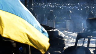 epa04053509 Ukrainian riot police stand near one of the barricades during the continuing protest in Kiev, Ukraine, 03 February 2014. Violent street riots have been ongoing in Kiev and other cities in Ukrain since late November 2013, when Yanukovych reneged on a trade agreement with EU and opted for closer ties with Moscow instead. Protesters in Ukraine continued to occupy government buildings on 30 January, hours after parliament approved an amnesty for the hundreds of people jailed during weeks of demonstrations on the condition that the buildings are vacated and the protests end. EPA/MAXIM SHIPENKOV +++(c) dpa - Bildfunk+++