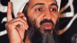 ARCHIV - Der Führer des Terrornetzes Al-Kaida Osama bin Laden (Archivfoto von 2000). Die Terrorgruppe Islamischer Staat im Irak und in Syrien (ISIS) überlegt, in der irakischen Provinz Al-Anbar eigene Geldscheine mit dem Foto von bin Laden zu drucken. Foto: EPA/STR dpa (zu dpa «Terroristen wollen im Irak Geld drucken - Schein mit Bin Laden» vom 13.02.2014) +++(c) dpa - Bildfunk+++