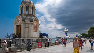 Ukraine, Jalta, people in the waterfront pedestrian walkway along the Black Sea Keine Weitergabe an Drittverwerter.