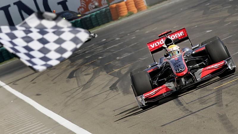 British Formula One driver Lewis Hamilton of McLaren Mercedes passes the finish line with checkered flag as he won the Grand Prix at the Hungaroring race track in Mogyorod near Budapest, Hungary, Sunday 26 July 2009. Photo: FELIX HEYDER +++(c) dpa - 