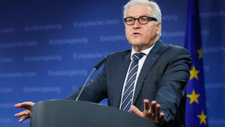 epa04129743 German Foreign Minister Frank-Walter Steinmeier gives a press briefing during the European foreign affairs ministers council in Brussels, Belgium, 17 March 2014. EU foreign ministers are due to discuss further sanctions against Russia after a Moscow-backed referendum in Crimea backed a split from Ukraine. The 28-member bloc is considering a visa ban and an asset freeze against a number of Russian officials. More than 95f Crimean voters backed joining Russia, local officials said. EPA/OLIVIER HOSLET +++(c) dpa - Bildfunk+++