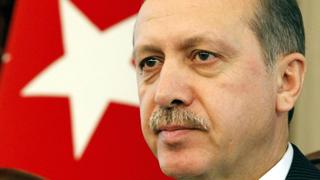 ARCHIV - Der türkische Ministerpräsident Recep Tayyip Erdogan bei einer Pressekonferenz in Ankara (Archivfoto vom 09.02.2010). EPA/UMIT BEKTAS/dpa (zu dpa "Erdogan will Twitter 'mit der Wurzel ausreißen'" vom 20.03.2014) +++(c) dpa - Bildfunk+++