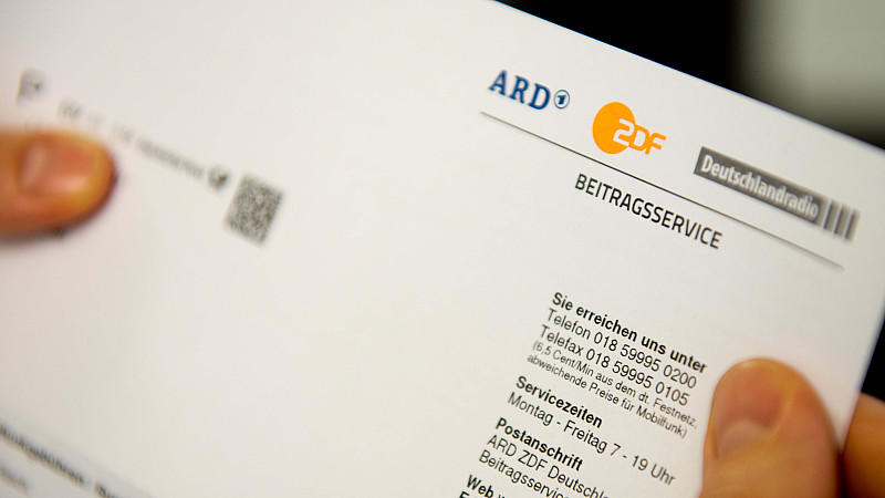 ARCHIV - ILLUSTRATION - Ein Mann hält am 11.01.2013 in Berlin eine Rechnung vom Beitragsservice der öffentlich-rechtlichen Rundfunkanstalten. Der neue Rundfunkbeitrag ist laut einem Gutachten im Auftrag des Handelsverbandes Deutschland (HDE) verfassu