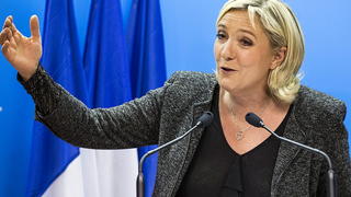 epa04138279 The President of the extreme right party Front National (National Front) Marine Le Pen gives a speech after the results of the first round of the municipal election in Paris, France, 23 March 2014. The National Front party made gains in a number of cities in the first round of two-stage municipal elections. EPA/ETIENNE LAURENT +++(c) dpa - Bildfunk+++