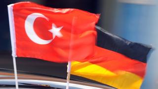 Eine deutsche und eine türkische Fahne nebeneinander wehen am Montag (23.06.2008) in Berlin an einem Auto, das durch den Stadtteil Kreuzberg fährt. Am Mittwoch treffen Deutschland und die Türkei im Halbfinale der Fußball-Europameisterschaft aufeinander. Foto: Gero Breloer dpa/lbn +++(c) dpa - Bildfunk+++