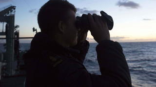 epa04143988 A handout image obtained from the Australian Department of Defense (DOD) on 28 March 2014 shows Able Seaman Boatswains Mate Max Burdett on the Royal Australian Navy ship HMAS Success has an early morning lookout within the search area for the missing Malaysia Airlines Flight MH370 in the Indian Ocean, 26 March 2014. The supply ship will use visual lookouts and is equipped with radar and communications equipment to support a coordinated search with other assets within the area. EPA/ABIS JULIANNE CROPLEY AUSTRALIA AND NEW ZEALAND OUT HANDOUT EDITORIAL USE ONLY/NO SALES +++(c) dpa - Bildfunk+++