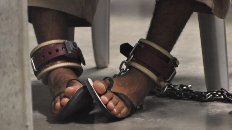 Ein Häftling in Guantanamo in Fußschellen ist auf einem am 27.04.2010 von der US-Armee herausgegebenes Archivfoto zu sehen.