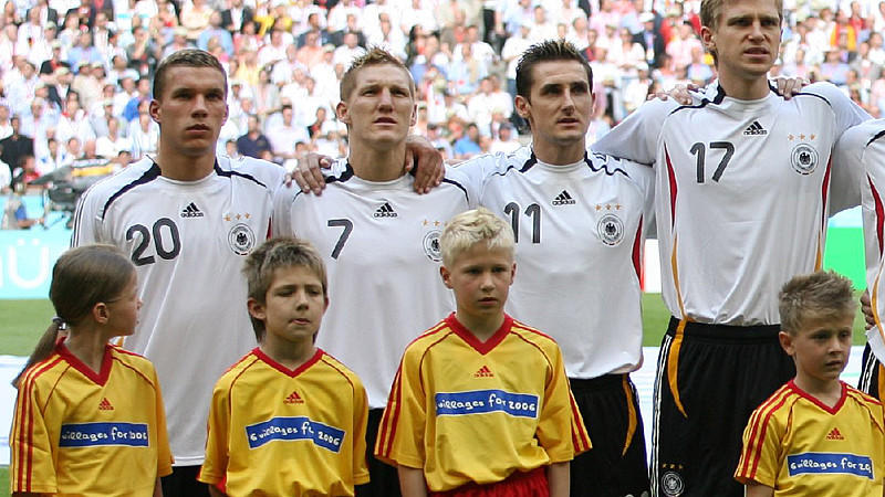 German players (l-r) Lukas Podolski, Bastian Schweinsteiger, Miroslav Klose, Per Mertesacker, Tim Borowski, Arne Friedrich, Philipp Lahm, Christoph Metzelder, Torsten Frings, Jens Lehmann, Bernd Schneider stand by the national anthem before the opening group A match of 2006 FIFA World Cup between Germany and Costa Rica in Munich, on Friday, 9 June, 2006. DPA/MICHAEL HANSCHKE +++ Mobile Services OUT +++ Please also refer to FIFA's Terms and Conditions. +++(c) dpa - Bildfunk+++