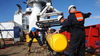 epa04166769 (FILE) A handout picture made available by the US Navy on 04 April 2014 shows the Artemis autonomous underwater vehicle (AUV) hoisted back on board of the Australian Defense Vessel (ADV) Ocean Shield after a successful buoyancy testing at sea in the Indian Ocean, 01 April 2014.Australian search chief Angus Houston during a press conference on 14 April 2014, said that the Bluefin-21 drone would be deployed to search for wreckage of missing flight MH370 on the sea floor. Teams have been using a towed pinger locator to listen for signals coming from the plane's black box. No new signals have been heard since 08 April amid concerns the flight recorders' batteries would have expired. Flight MH370 went missing on 08 March with 239 people on board en route from Kuala Lumpur to Beijing and believed to be crashed at sea in the southern Indian Ocean. EPA/MC1 PETER D. BLAIR/US NAVY AUSTRALIA AND NEW ZEALAND OUT HANDOUT EDITORIAL USE ONLY +++(c) dpa - Bildfunk+++