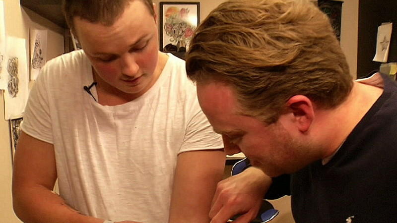 Stian (18) trägt eine McDonald's-Rechnung als Tattoo auf dem Arm