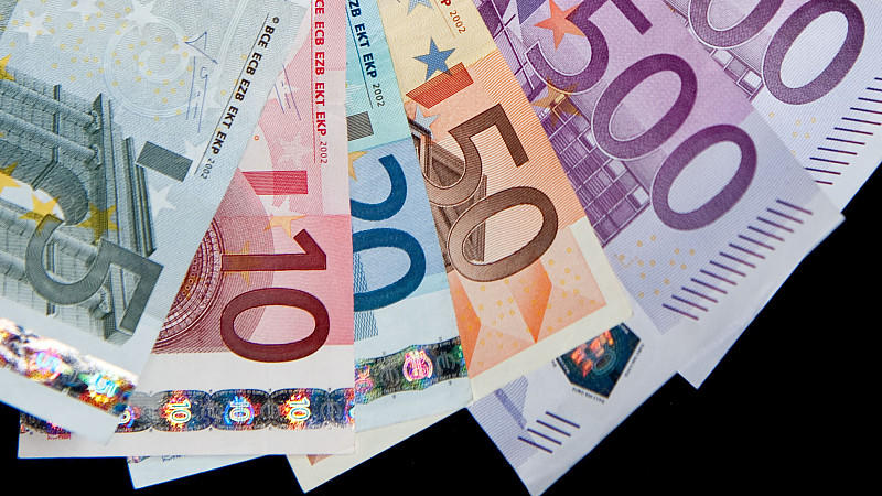 ARCHIV - Euro-Geldscheine, aufgenommen 12.04.2012. Bei Bargeld-Geschäften über 15 000 Euro müssen Verkäufer ihren Kunden besser auf die Finger schauen. Dies soll Kriminelle abschrecken, Schwarzgeld sauber zu waschen. Damit das auch funktioniert, müss