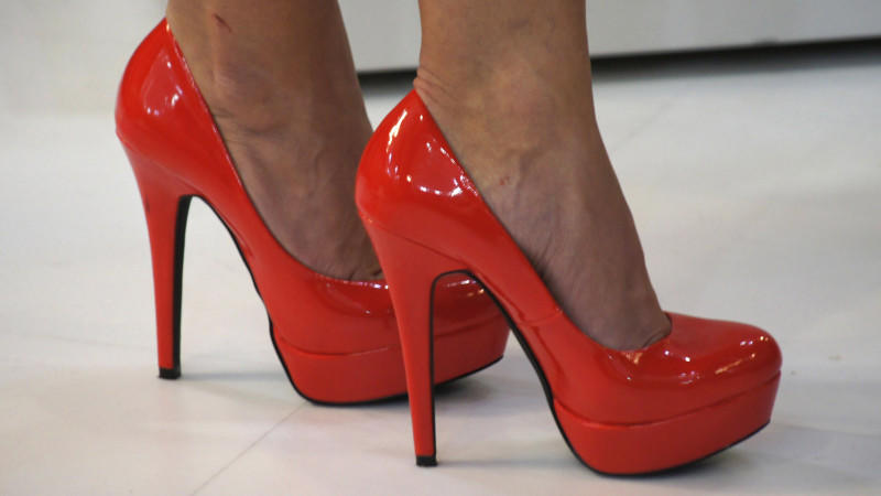 Immer mehr Frauen lassen sich mit der 'Cinderella-OP' ihre Füße korrigieren