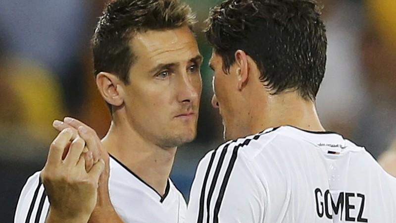 Germany's Mario Gomez (R) is substituted by Miroslav Klose during their Euro 2012 Group B soccer match against Denmark at the new stadium in Lviv June 17, 2012.         REUTERS/Thomas Bohlen (UKRAINE  - Tags: SPORT SOCCER)  