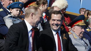 epa04197784 Russian President Vladimir Putin (front L) and Russian Prime Minister Dmitry Medvedev (front C) attend a military parade marking the 69th anniversary of the victory over the Nazi Germany in the WWII in the Red Square in Moscow, Russia 09 May 2014. EPA/DMITRY ASTAKHOV/RIA NOVOSTI/ GOVERNMENT PRESS SERVICE POOL MANDATORY CREDIT +++(c) dpa - Bildfunk+++