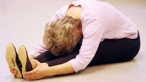 Elderly woman streching during ballet training. MODEL RELEASED.  +++(c) dpa - Report+++