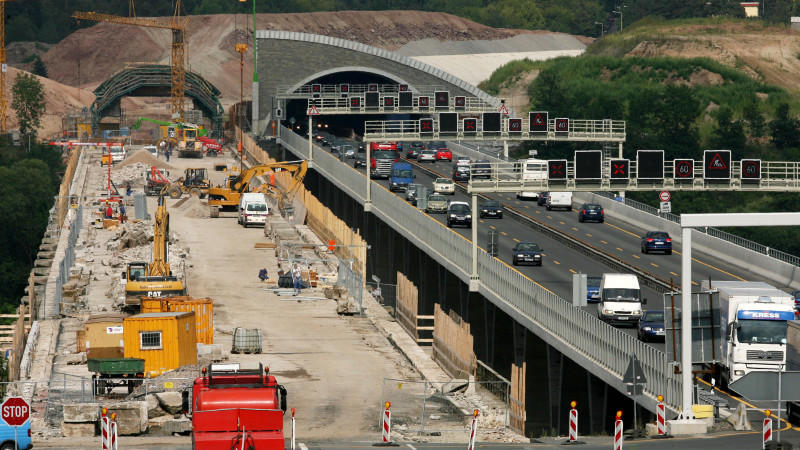 ARCHIV - Der Verkehr rollt am Montag (13.08.2007) auf der Autobahn A 4 (Erfurt-Dresden) am Plattenbaugebiet Jena-Lobeda vorbei durch einen Lärmschutztunnel und über eine neue Saalebrücke (r), während die alte Brücke (l) saniert wird.  Was tun mit den
