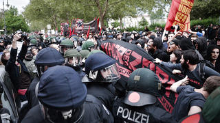 Polizisten und Teilnehmer der revolutionären 1.Mai-Demo am 01.05.2014 in Kreuzberg in Berlin geraten aneinander. Der Protest der linken und linksradikalen Szene steht unter dem Motto «Gegen Krise, Krieg und Kapital - Widerstand, Aufstand, Revolution». Foto: Bernd von Jutrczenka/dpa +++(c) dpa - Bildfunk+++