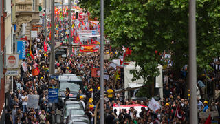 Mitglieder der Alevitischen Gemeinde demonstrieren am 24.05.2014 in Köln (Nordrhein-Westfalen) gegen den Auftritt des türkischen Ministerpräsidenten Erdogan. Foto: Rolf Vennenbernd/dpa +++(c) dpa - Bildfunk+++